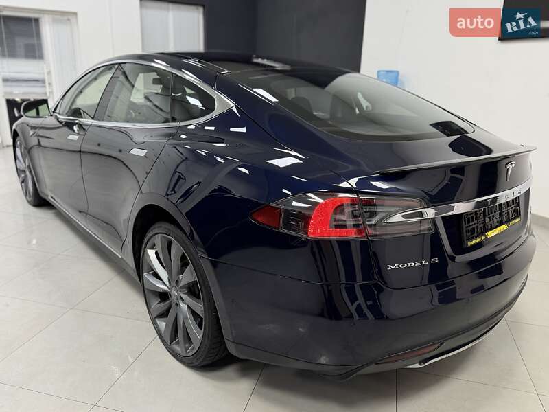 Лифтбек Tesla Model S 2015 в Дрогобыче