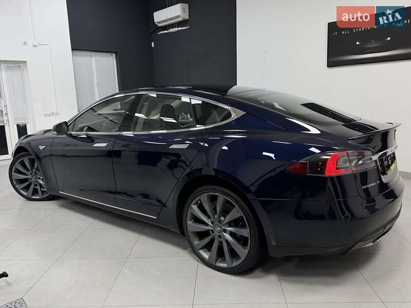 Лифтбек Tesla Model S 2015 в Дрогобыче