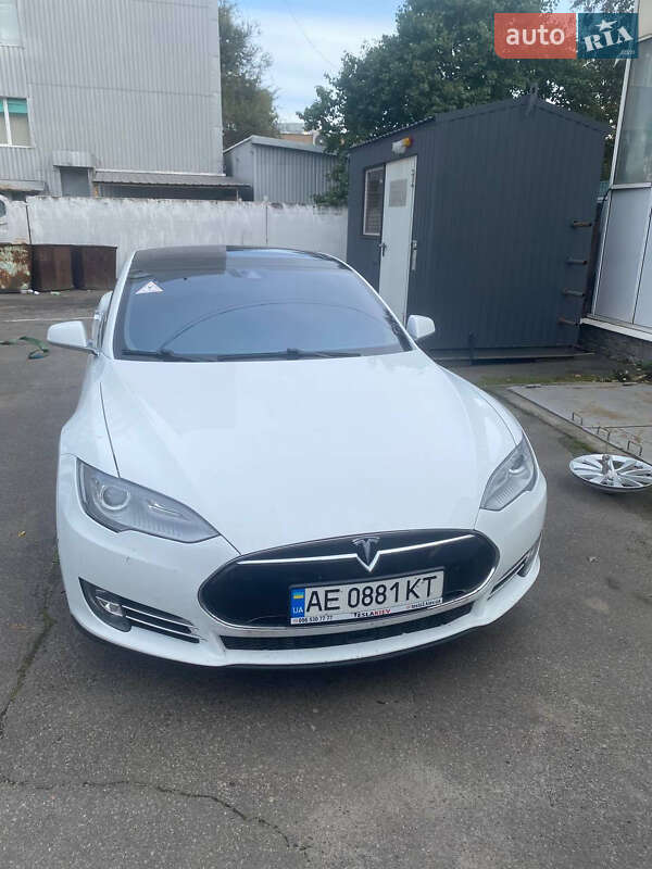 Tesla Model S 2015