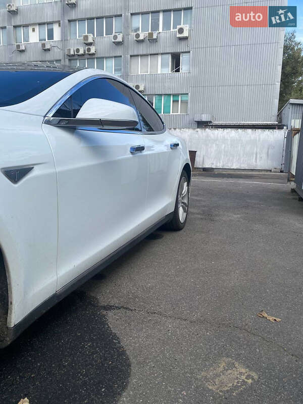 Ліфтбек Tesla Model S 2015 в Дніпрі фото 17 Ліфтбек Tesla Model S 2015 в Дніпрі
