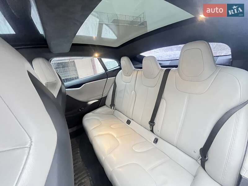 Лифтбек Tesla Model S 2016 в Киеве