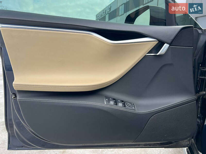 Ліфтбек Tesla Model S 2014 в Львові