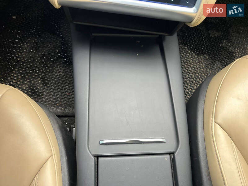 Ліфтбек Tesla Model S 2014 в Львові