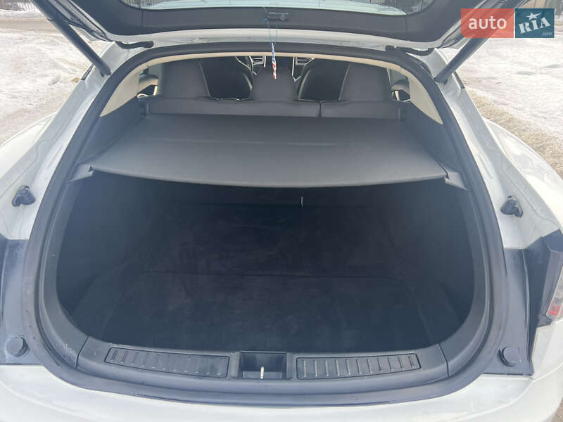 Ліфтбек Tesla Model S 2015 в Бродах