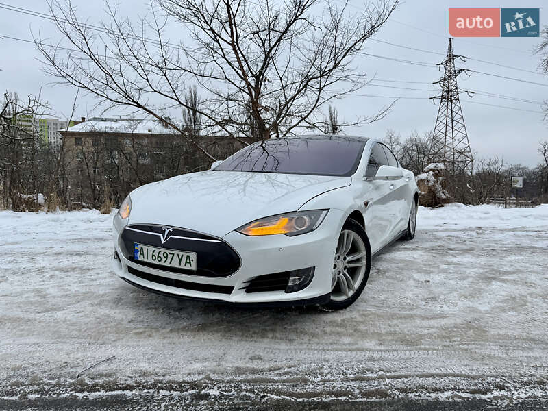 Лифтбек Tesla Model S 2015 в Киеве