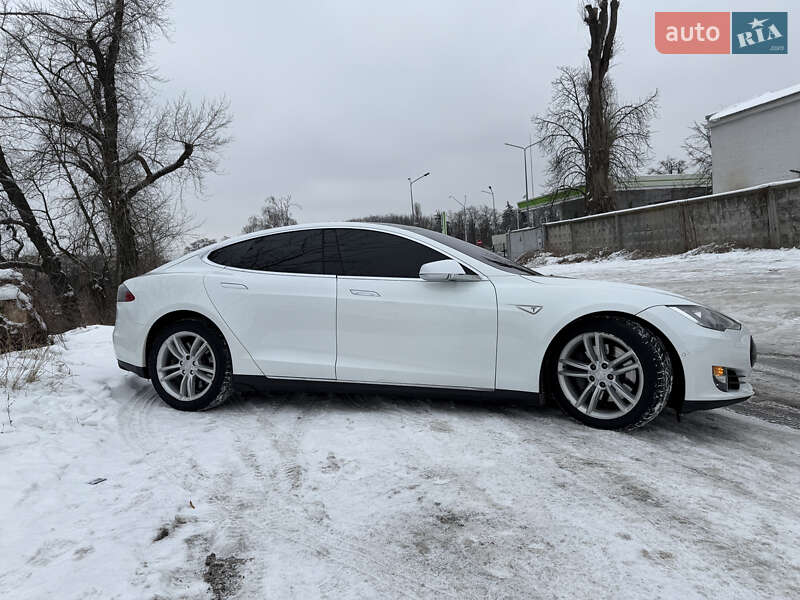 Лифтбек Tesla Model S 2015 в Киеве