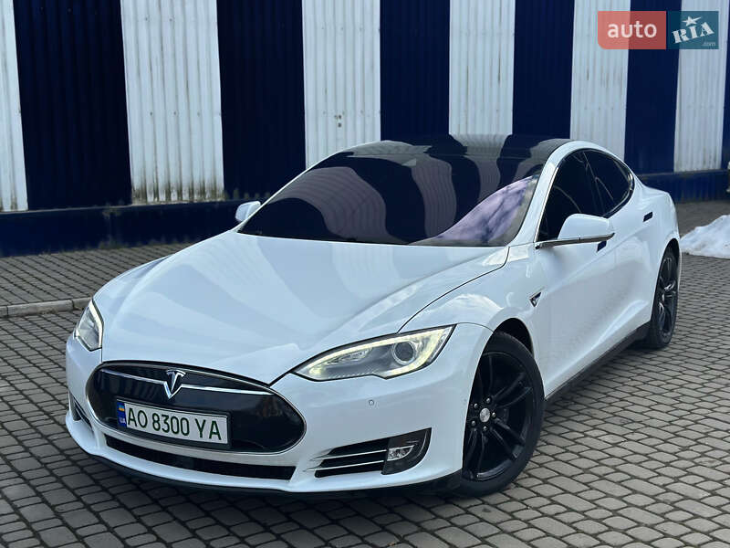 Лифтбек Tesla Model S 2016 в Ужгороде