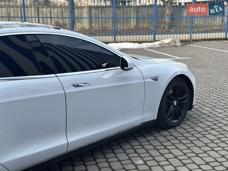 Лифтбек Tesla Model S 2016 в Ужгороде
