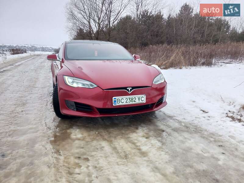 Лифтбек Tesla Model S 2016 в Новояворовске