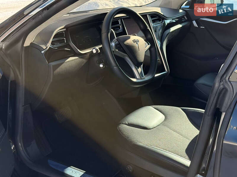 Лифтбек Tesla Model S 2015 в Львове