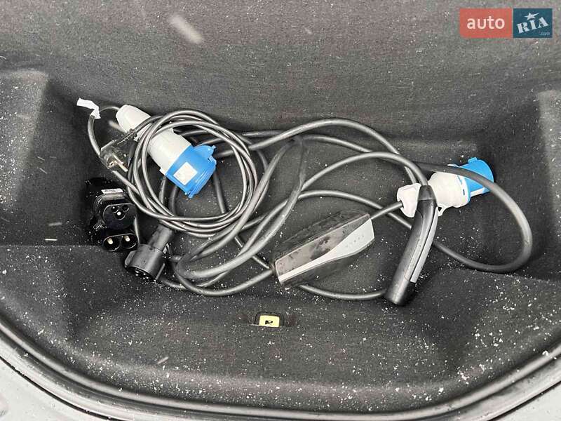 Лифтбек Tesla Model S 2016 в Киеве фото 19 Лифтбек Tesla Model S 2016 в Киеве