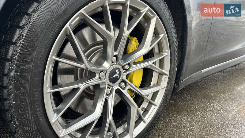 Ліфтбек Tesla Model S 2016 в Бучі