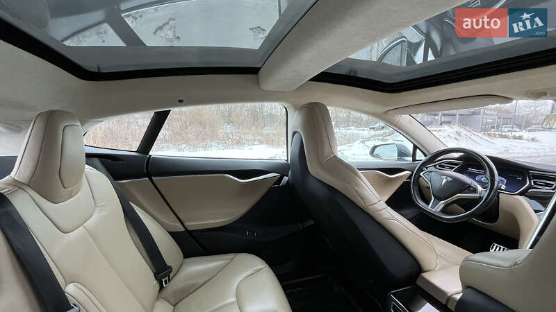Ліфтбек Tesla Model S 2016 в Бучі