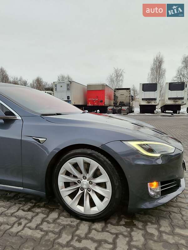 Ліфтбек Tesla Model S 2016 в Сарнах