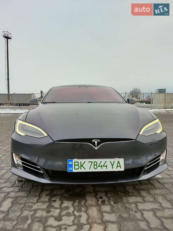 Ліфтбек Tesla Model S 2016 в Сарнах