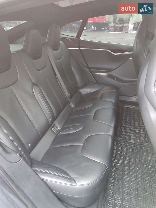 Ліфтбек Tesla Model S 2016 в Сарнах