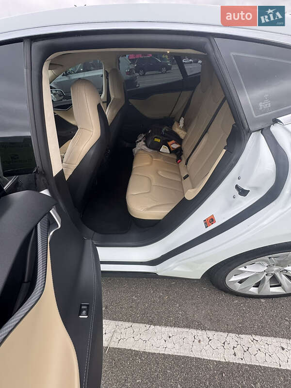 Лифтбек Tesla Model S 2015 в Киеве