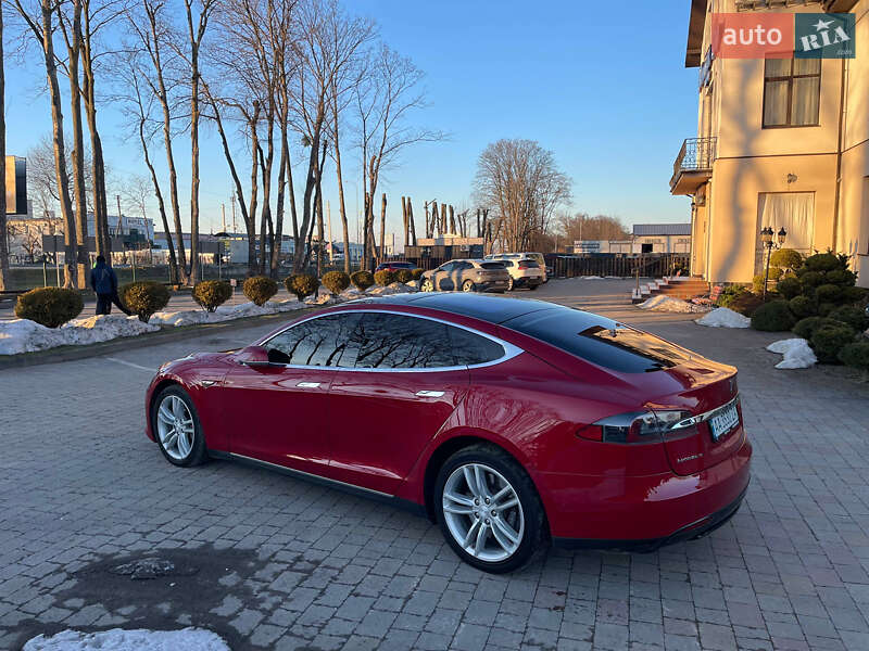 Лифтбек Tesla Model S 2015 в Стрые