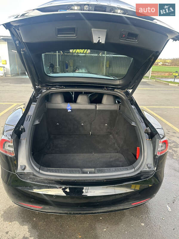 Лифтбек Tesla Model S 2018 в Львове