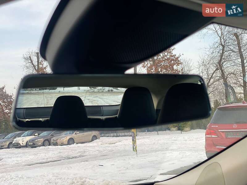 Ліфтбек Tesla Model S 2015 в Києві