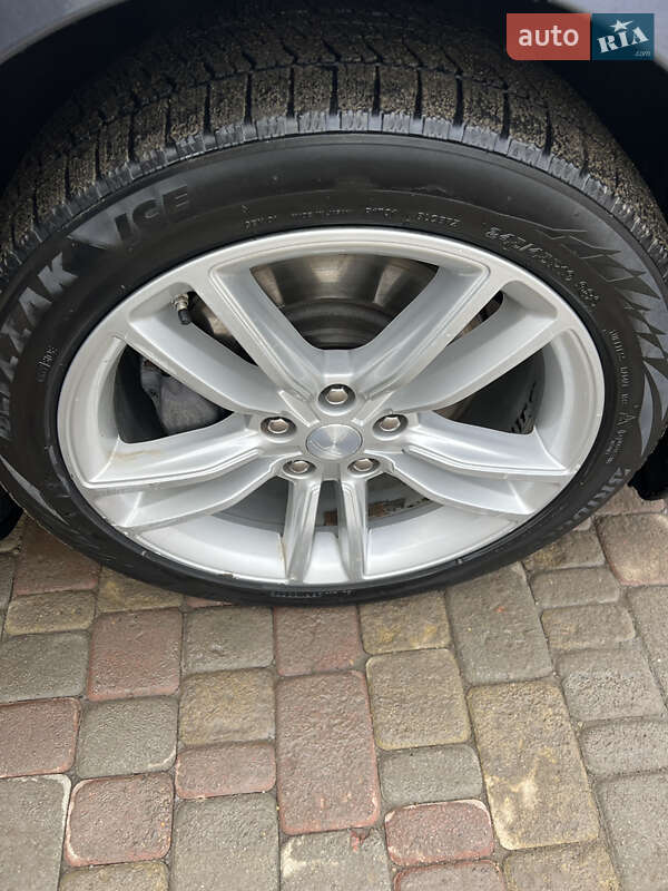 Лифтбек Tesla Model S 2015 в Черновцах