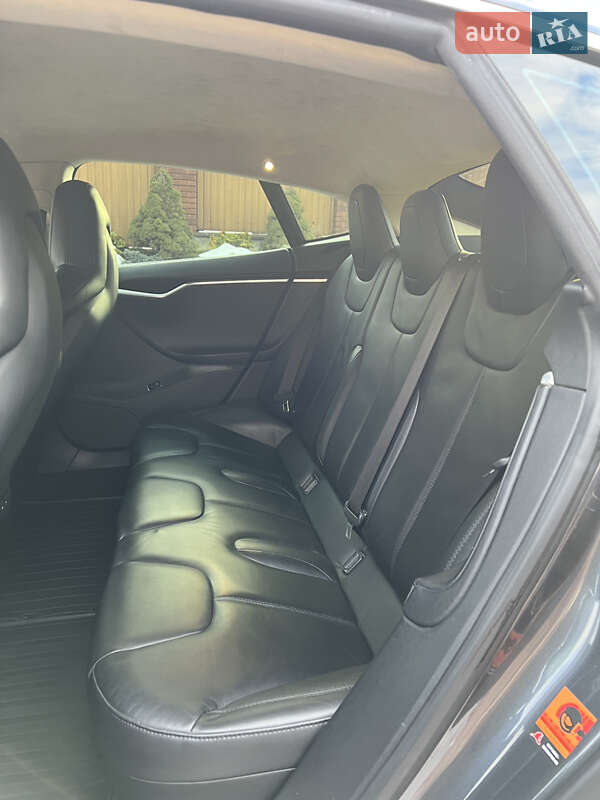 Лифтбек Tesla Model S 2015 в Черновцах