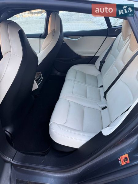 Ліфтбек Tesla Model S 2017 в Тернополі