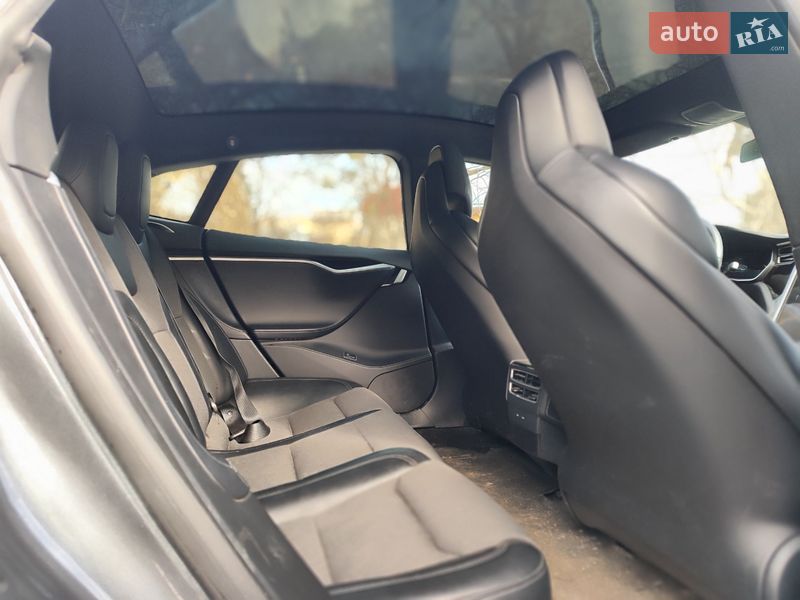 Лифтбек Tesla Model S 2018 в Киеве
