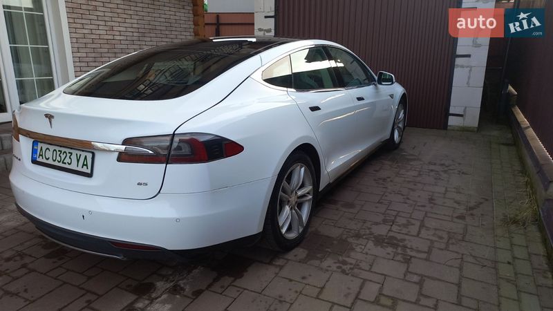 Лифтбек Tesla Model S 2014 в Нововолынске