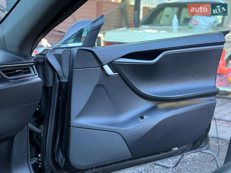 Лифтбек Tesla Model S 2018 в Львове