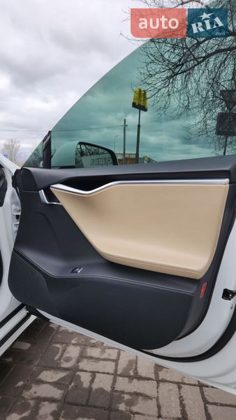 Ліфтбек Tesla Model S 2016 в Києві
