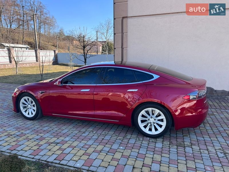 Лифтбек Tesla Model S 2016 в Львове