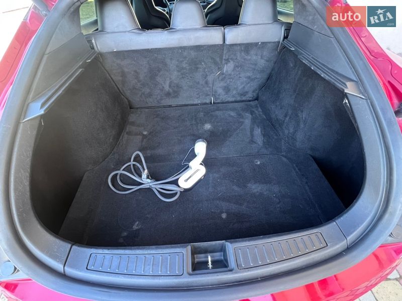 Лифтбек Tesla Model S 2016 в Львове