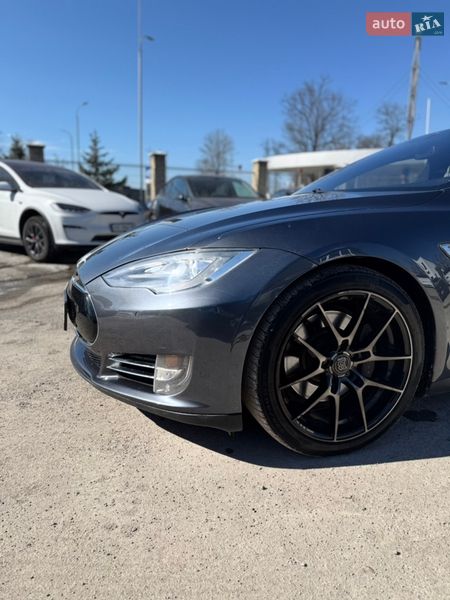 Лифтбек Tesla Model S 2015 в Виннице
