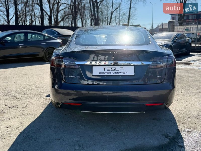 Лифтбек Tesla Model S 2015 в Виннице