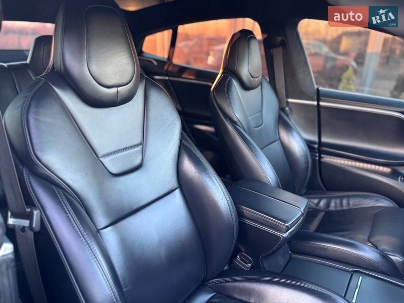 Лифтбек Tesla Model S 2017 в Коломые