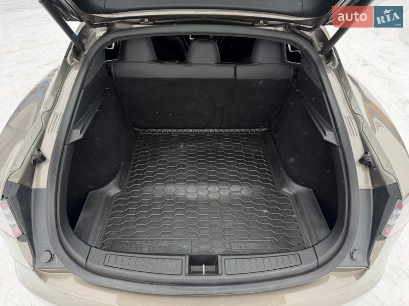 Ліфтбек Tesla Model S 2016 в Житомирі