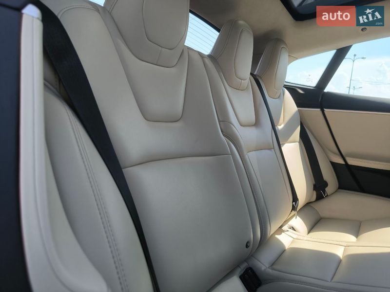 Ліфтбек Tesla Model S 2017 в Львові