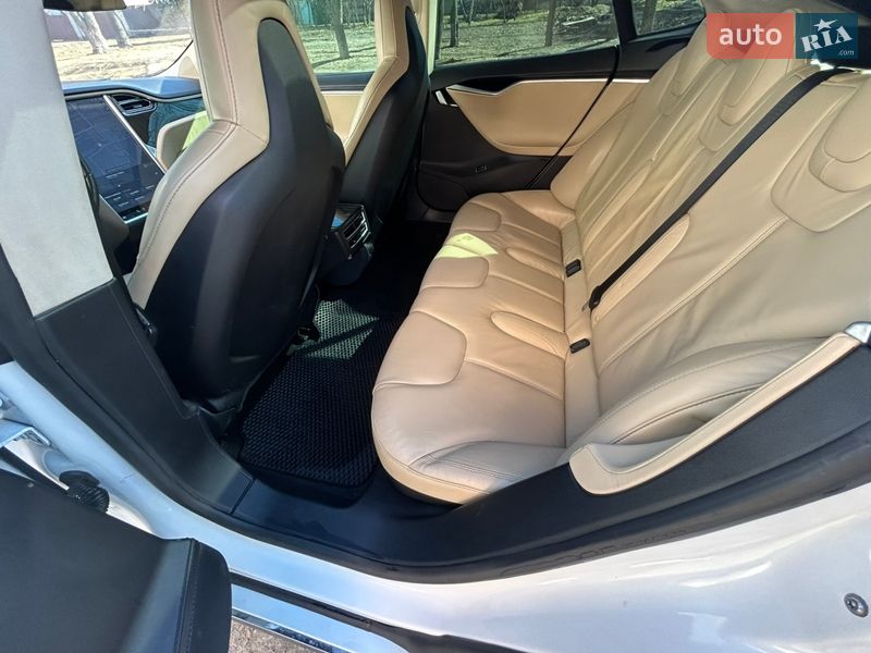 Ліфтбек Tesla Model S 2013 в Черкасах