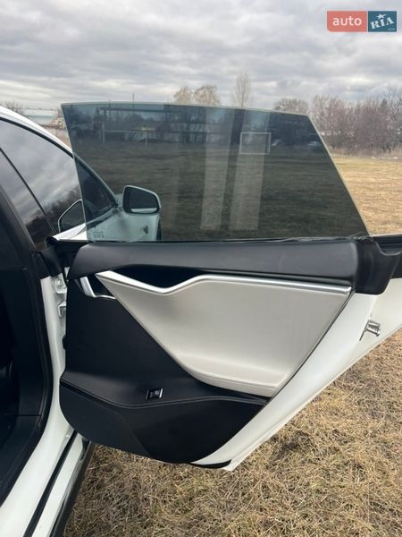 Лифтбек Tesla Model S 2015 в Черкассах