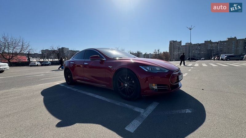 Ліфтбек Tesla Model S 2015 в Києві