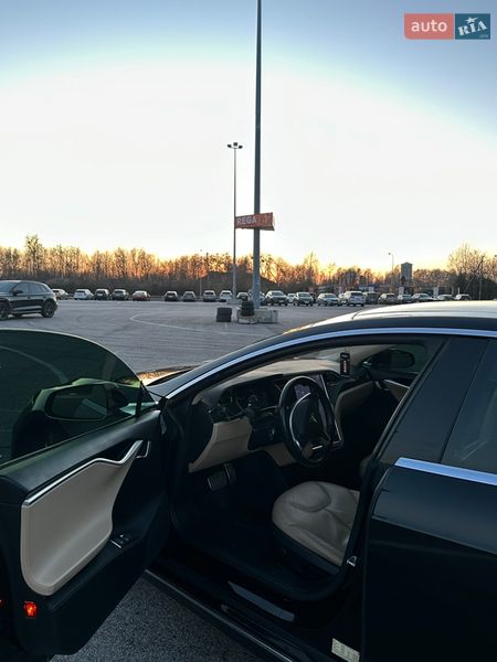 Лифтбек Tesla Model S 2014 в Львове