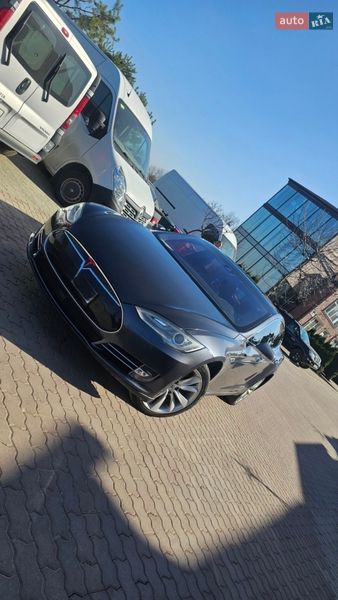 Лифтбек Tesla Model S 2015 в Черновцах