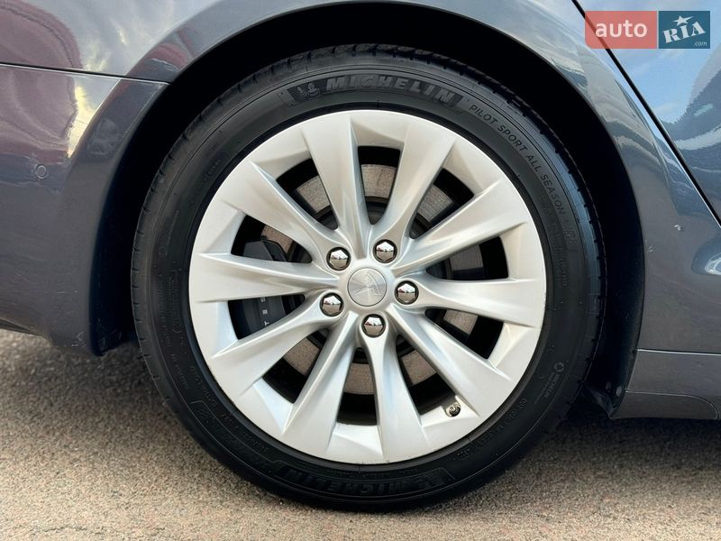 Ліфтбек Tesla Model S 2017 в Києві