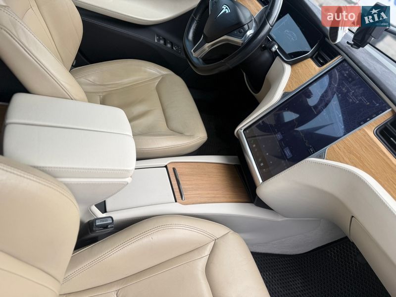 Лифтбек Tesla Model S 2016 в Киеве