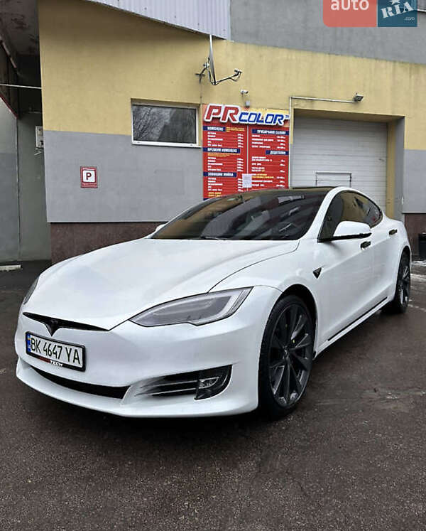 Лифтбек Tesla Model S 2018 в Львове