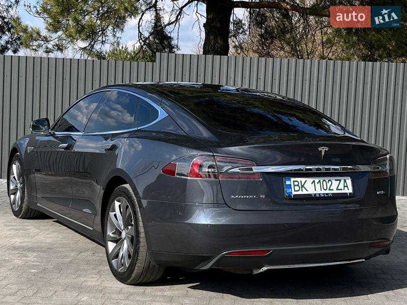 Лифтбек Tesla Model S 2015 в Смыге