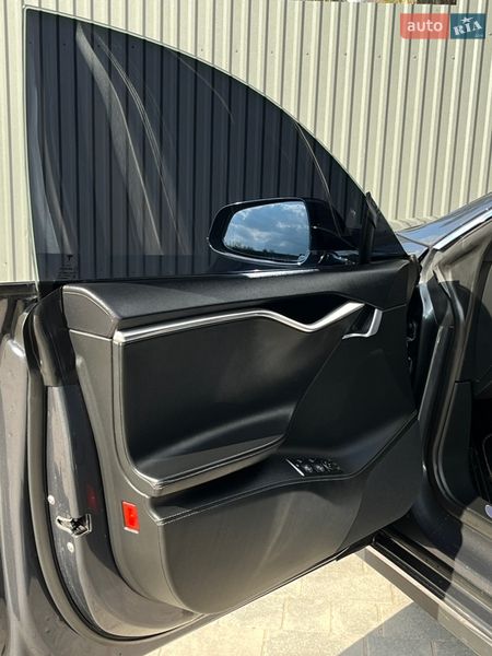 Лифтбек Tesla Model S 2015 в Смыге