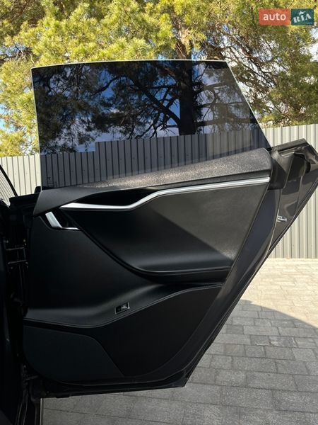 Лифтбек Tesla Model S 2015 в Смыге