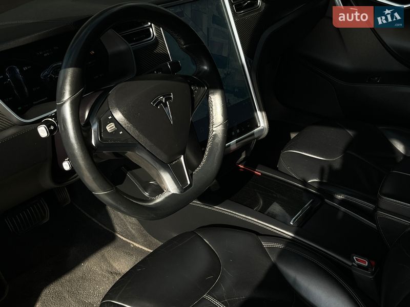Лифтбек Tesla Model S 2015 в Смыге